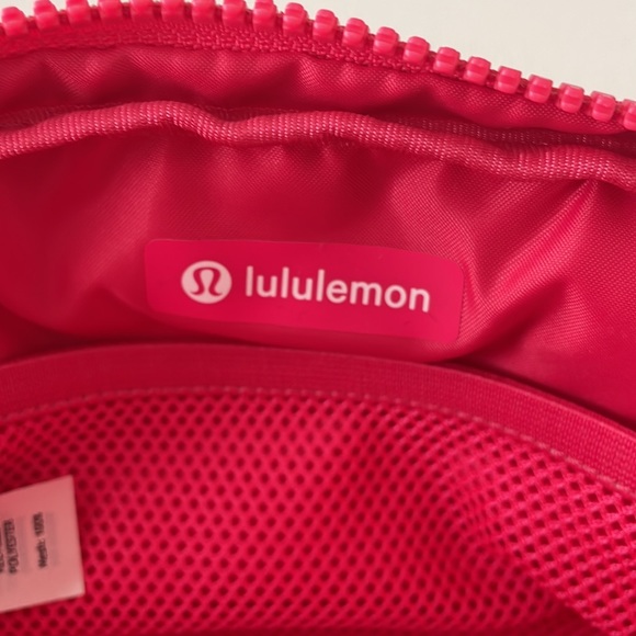 NWT Lululemon Everywhere Belt Bag Lipgloss - Picture 8 of 12